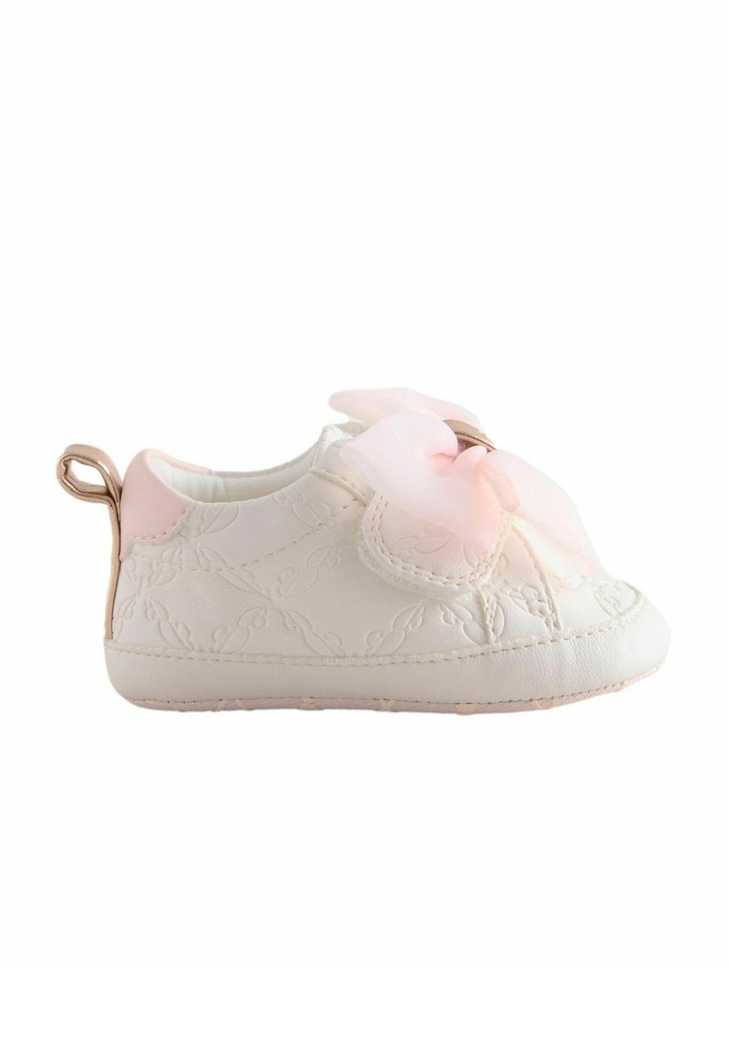 Scarpe da bambino bianche con un design testurizzato, dotate di un fiocco di raso rosa chiaro sul davanti e un piccolo anello sul tallone per facilitarne l'indossamento.