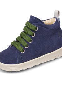 Granatowe zamszowe buty typu high-top z białą gumową podeszwą, zielonymi sznurówkami i materiałową pętlą na pięcie. Posiada okrągłe srebrne oczka.