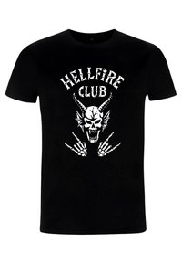 Czarny bawełniany t-shirt z białym nadrukiem przedstawiającym czaszkę z rogami i szkieletowe dłonie, nad obrazem znajduje się napis "HELLFIRE CLUB".