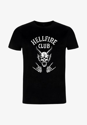 Czarny bawełniany t-shirt z białym nadrukiem przedstawiającym czaszkę z rogami i szkieletowe dłonie, nad obrazem znajduje się napis "HELLFIRE CLUB".
