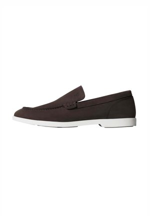 Mocassin à enfiler en daim marron foncé avec semelle en caoutchouc blanche, bout arrondi et détails de couture minimalistes.