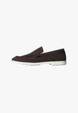 Mocassino slip-on in suede marrone scuro con suola in gomma bianca, punta arrotondata e dettagli di cucitura minimalisti.