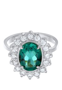 Sudraba gredzens ar ovālu zaļgani zilganu akmeni, kuru ieskauj nelieli caurspīdīgi akmeņi, ar gludu joslu un dekoratīvām naglu līdzīgām iestatījumiem.