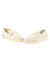 Zapatos estilo alpargatas de color beige con parte superior de ante, suela de yute trenzado y una tira decorativa cruzada en la parte superior.