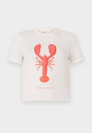 T-shirt blanc en coton avec un grand graphique de homard rouge et le texte "APPELEZ-MOI SIMPLE FROID" en dessous en rouge. Manches courtes, coupe régulière.