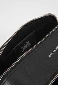 KARL LAGERFELD Taška s příčným popruhem - black