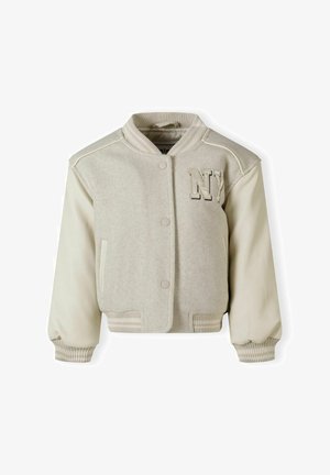 Bežinė bomber tipo striukė su vilnai panašiu kūnu ir lygiais odiniais rankovėmis. Yra išgaubti rankogaliai, apykaklė ir priekiniai spaustukų mygtukai. „NY“ siuvinėjimas ant krūtinės.