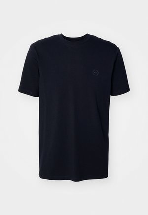 T-shirt nero in cotone con collo rotondo, maniche corte e un piccolo logo impresso sul lato sinistro del petto. Texture morbida e vestibilità regolare.