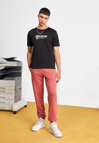 Fila BURBACH TEE - Print T-shirt - black