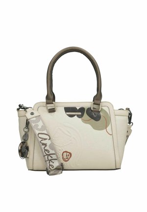 Sac à main en cuir crème avec poignées incurvées marron foncé, patchs abstraits et une bandoulière beige amovible avec texte imprimé et breloque en métal.