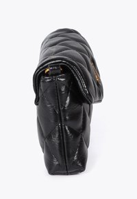Borsa a tracolla in pelle trapuntata nera con forma strutturata. Presenta una texture liscia e dettagli in hardware dorato. La vista laterale mostra cuciture dettagliate.