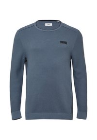 Blauer Strickpullover mit strukturiertem Muster, Rundhalsausschnitt, langen Ärmeln und einem kleinen schwarzen Logolabel auf der linken Brustseite.