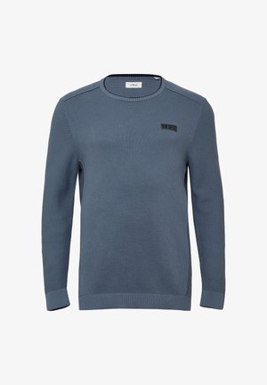 Blauwe gebreide trui met een gestructureerd patroon, ronde halslijn, lange mouwen en een klein zwart logo-label op de linker borst.