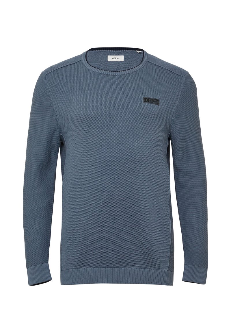 Blauer Strickpullover mit strukturiertem Muster, Rundhalsausschnitt, langen Ärmeln und einem kleinen schwarzen Logolabel auf der linken Brustseite.