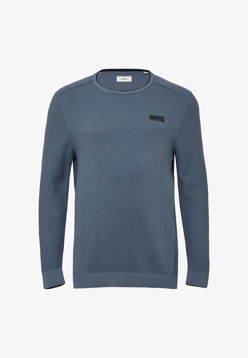 Blauer Strickpullover mit strukturiertem Muster, Rundhalsausschnitt, langen Ärmeln und einem kleinen schwarzen Logolabel auf der linken Brustseite.