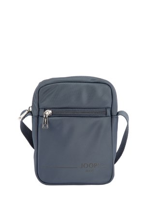 Kompakt mørkegrå skuldertaske med frontlynlåslomme, justerbar rem og "JOOP! JEANS" logo på nederste front.