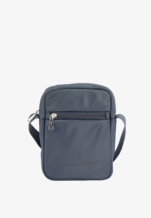 Kompakt mørkegrå skuldertaske med frontlynlåslomme, justerbar rem og "JOOP! JEANS" logo på nederste front.