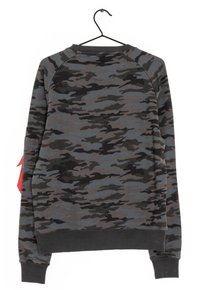 Sudadera de manga larga en camuflaje gris oscuro y negro con puños y bajo de canalé, colgada en una percha negra contra un fondo blanco.