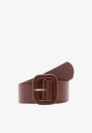 Ceinture en cuir marron avec une boucle carrée, dotée d'un accent doré et d'une texture lisse. Le design présente une extrémité effilée et un style minimaliste.
