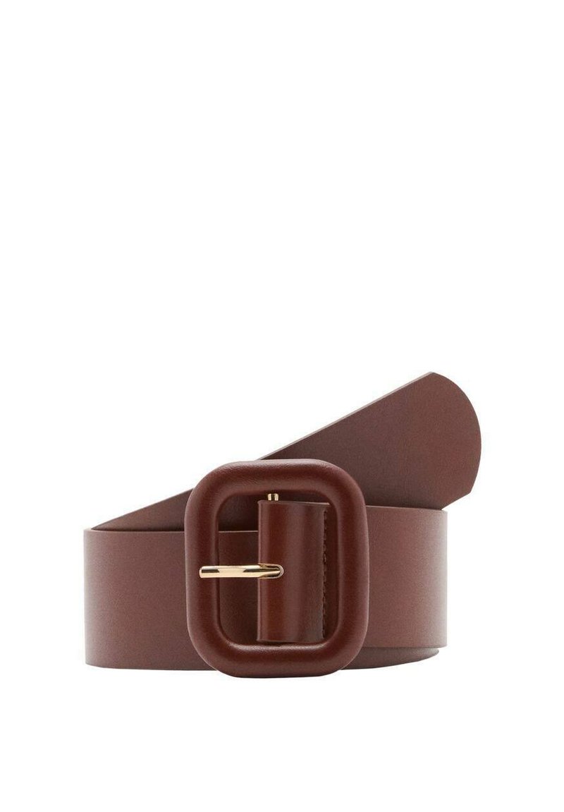 Bruine leren riem met een vierkante gesp, voorzien van een gouden accent en een gladde textuur. Het ontwerp heeft een taps toelopend einde en een minimalistische stijl.