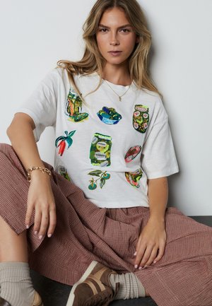 Next, REGULAR FIT - SEQUIN EMBELLISHED GRAPHIC PICKLES CREW NECK - T-shirt con stampa - white