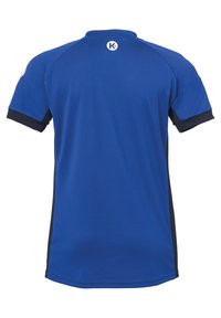 Maglietta attiva a manica corta blu, realizzata in tessuto sintetico liscio. Presenta dettagli neri sulle maniche e sul retro, con un collo rotondo.