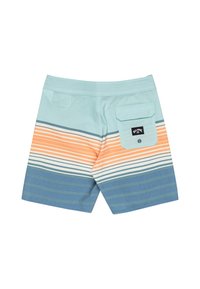 Shorts de bain pour hommes en bleu clair avec des rayures horizontales orange, blanches et bleu foncé. Comprend une poche arrière et un patch logo.