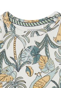 T-shirt z krótkim rękawem z motywem inspirowanym naturą, z liściastymi wzorami w odcieniach zieleni, żółci i błękitu na kremowym tle. Zapięcie na zatrzask przy szyi.