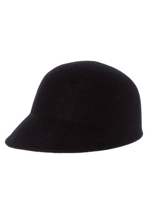 Casquette en feutre noir avec une visière courte et courbée ainsi qu'une calotte arrondie, présentée sur un fond blanc.