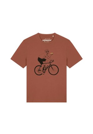 Bruin t-shirt met een zwarte illustratie van een fietser met helm, die een klein geel voorwerp vasthoudt tijdens het fietsen.
