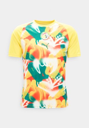 Kurzärmeliges Sporttrikot mit gelben Ärmeln und einem mehrfarbigen abstrakten Muster in Grün, Orange und Weiß, mit dem Senegal-Fußballlogo und dem Puma-Emblem.
