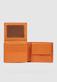 Cartera de cuero naranja con múltiples ranuras para tarjetas, una ventana transparente para identificación y un bolsillo para monedas con cierre de botón a presión. Textura suave con un diseño compacto.