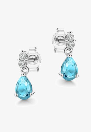 Dråbeformede øreringe har en stor, facetteret blå ædelsten og to mindre diamanter. Sølvmetal omkranser og understøtter designet.