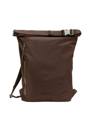 Brauner wasserdichter Rucksack mit Roll-Top-Design, der über eine Reißverschlusstasche und verstellbare Träger verfügt. Glatte Textur und minimale Beschläge.