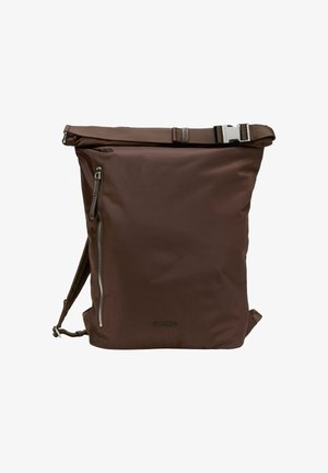 Brązowy wodoodporny plecak z rolowanym designem, z kieszenią na zamek błyskawiczny i regulowanymi ramiączkami. Gładka faktura i minimalna ilość elementów metalowych.