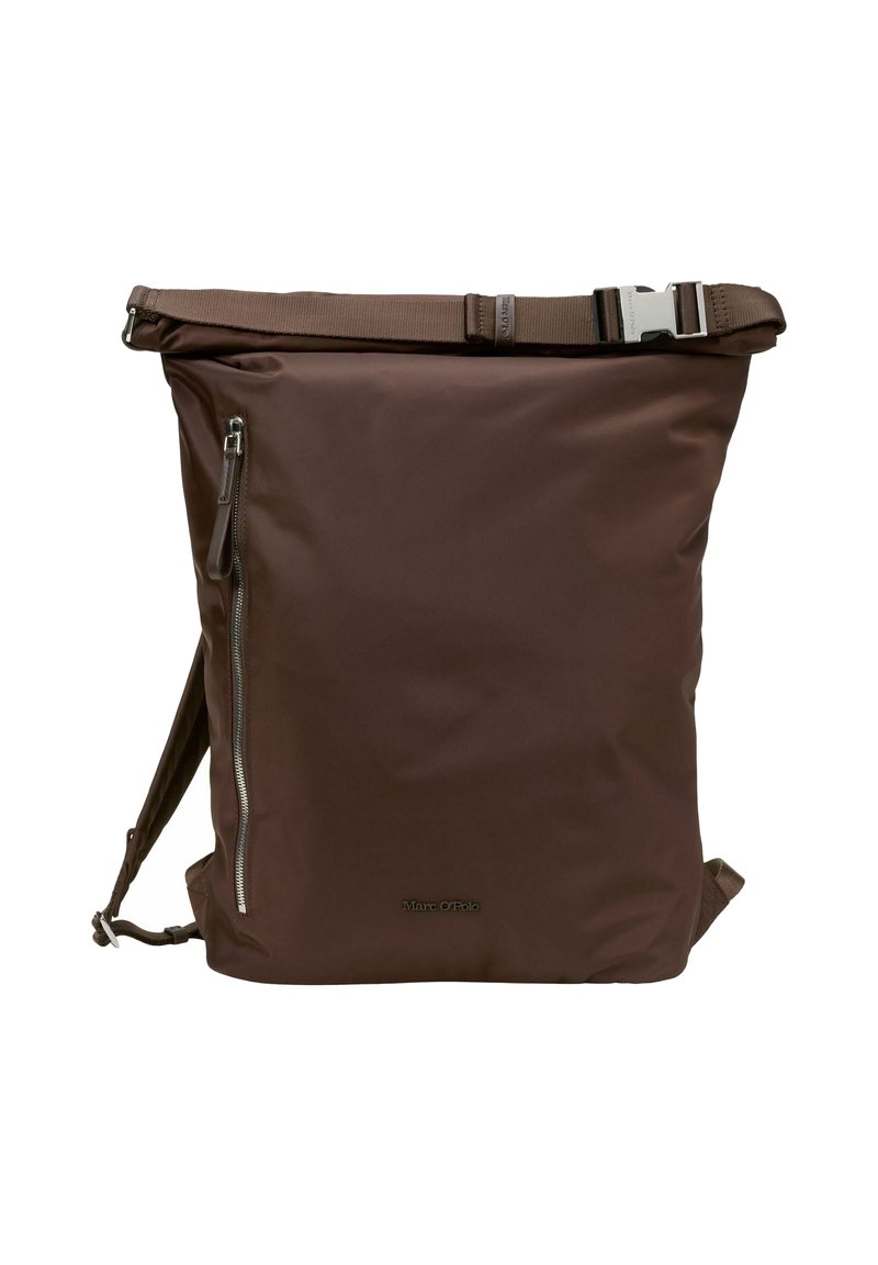 Sac à dos imperméable marron avec un design à enroulement, doté d'une poche à fermeture éclair et de bretelles ajustables. Texture lisse et matériel minimaliste.