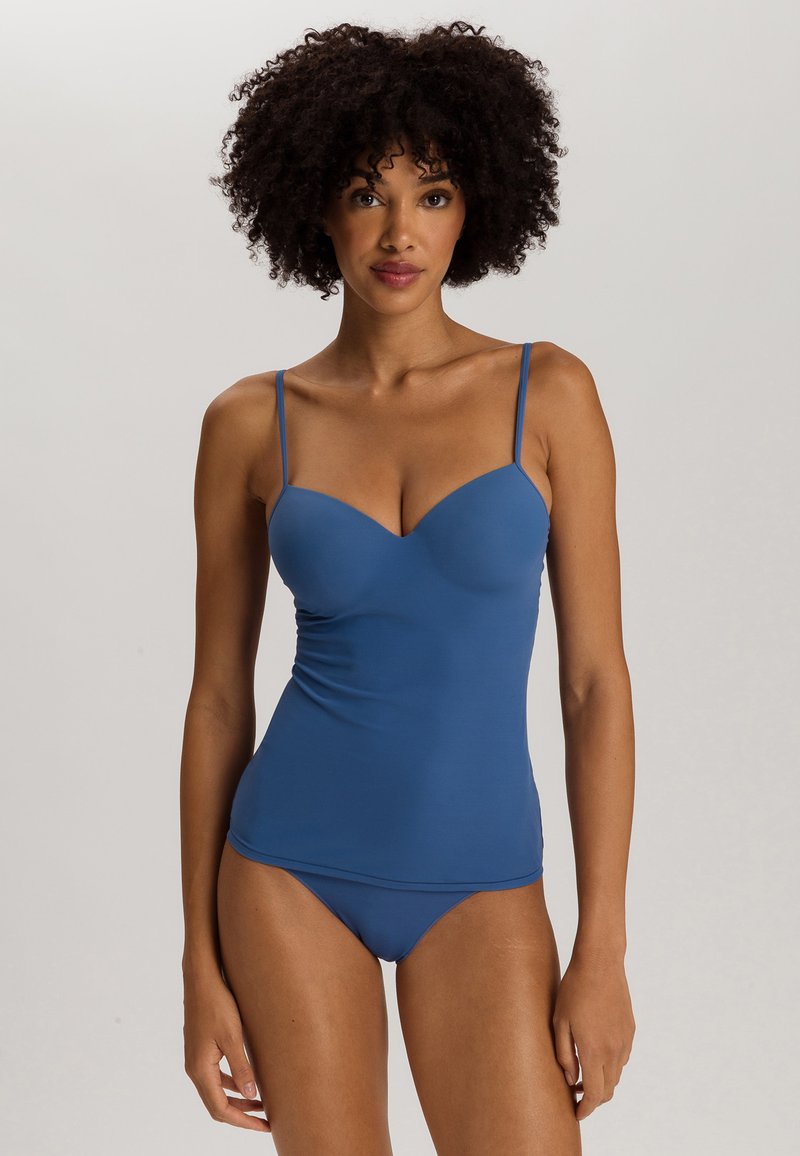 Set di tankini blu con spalline regolabili, coppe modellate e tessuto morbido. Texture liscia, vestibilità contornata e dettagli minimi.