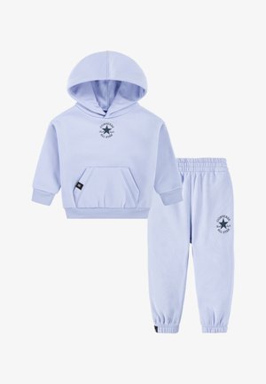 Set di felpa con cappuccio e pantaloni in azzurro chiaro realizzato in tessuto morbido. La felpa ha una tasca a marsupio e stampa del logo; i pantaloni presentano polsini e vita elasticizzati.