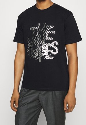 Schwarzes Baumwoll-T-Shirt mit einem silbernen Grafikdesign und verzerrtem Text. Kurze Ärmel und Rundhalsausschnitt. Lässige Passform.