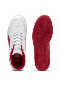Adidași albi cu accente roșii, talpa din cauciuc texturat, design cu șireturi, zonă perforată la vârf și detalii cu logo pe lateral și pe limbă.