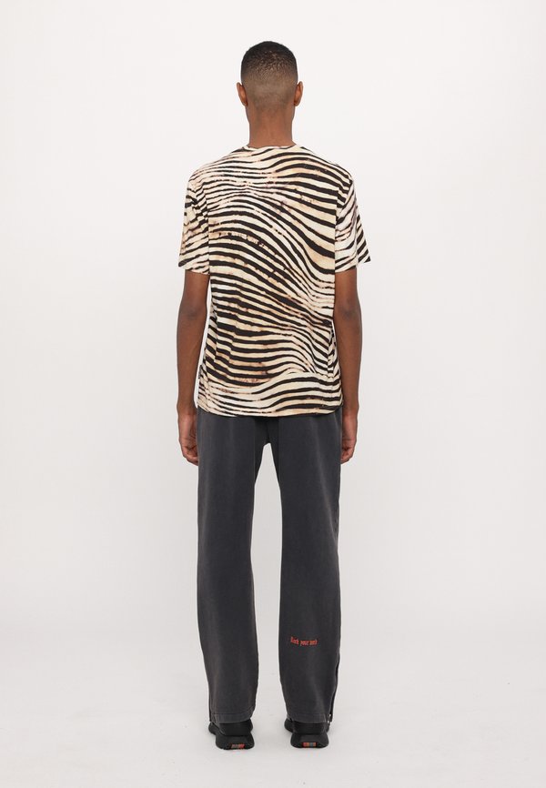 ALLOVER EMBROIDERY - Print T-shirt2