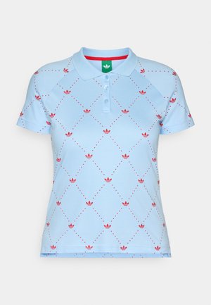 Svetlo modra polo majica s kratkimi rokavi, ki vsebuje rdeče diamante in majhne logotipe, izdelana iz gladkega, elastičnega materiala.