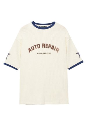 Weißes Kurzarmshirt aus Mesh mit marineblauer Einfassung, braunem "AUTO REPAIR"-Schriftzug und kleinem schwarzem Text "OLD SCHOOL SERVICE STATION" auf der Vorderseite.