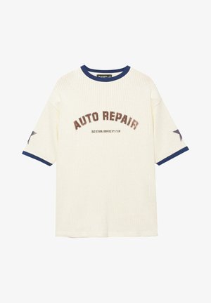 Biała koszulka z krótkim rękawem z siateczki z granatowym wykończeniem, brązowym napisem „AUTO REPAIR” oraz małym czarnym napisem „OLD SCHOOL SERVICE STATION” z przodu.