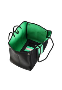 Zwarte geperforeerde totebag met groene binnenkant, dubbele handvatten en een verwijderbare bodem met roze en groene strepen.
