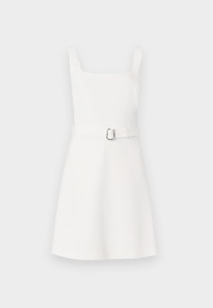 Rochie albă fără mâneci, cu decolteu pătrat, bust ajustat, fustă evazată și o curea asortată cu o cataramă argintie. Material simplu, neted.