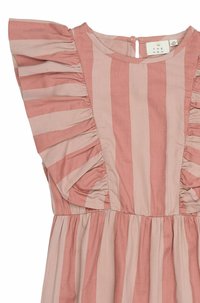 Randig klänning i mjuk rosa och ljus beige, med fladdrande ärmar och samlad midja, tillverkad av ett lätt tyg med strukturerad yta.