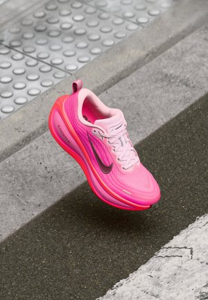 Nike Performance VOMERO PLUS - Løpesko for vei - hyper pink/burgundy crush/bright crimson