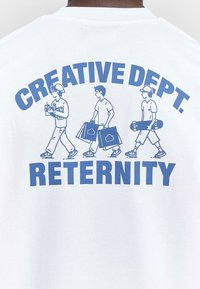 Weißes Baumwoll-T-Shirt mit blauer Grafik von drei gehenden Figuren, die Gegenstände tragen, mit dem Text "CREATIVE DEPT." und "RETERNITY" darüber.