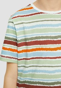 Gestreept T-shirt van katoen met horizontale banden in groen, blauw, bruin, oranje en wit, met een ronde hals en korte mouwen.